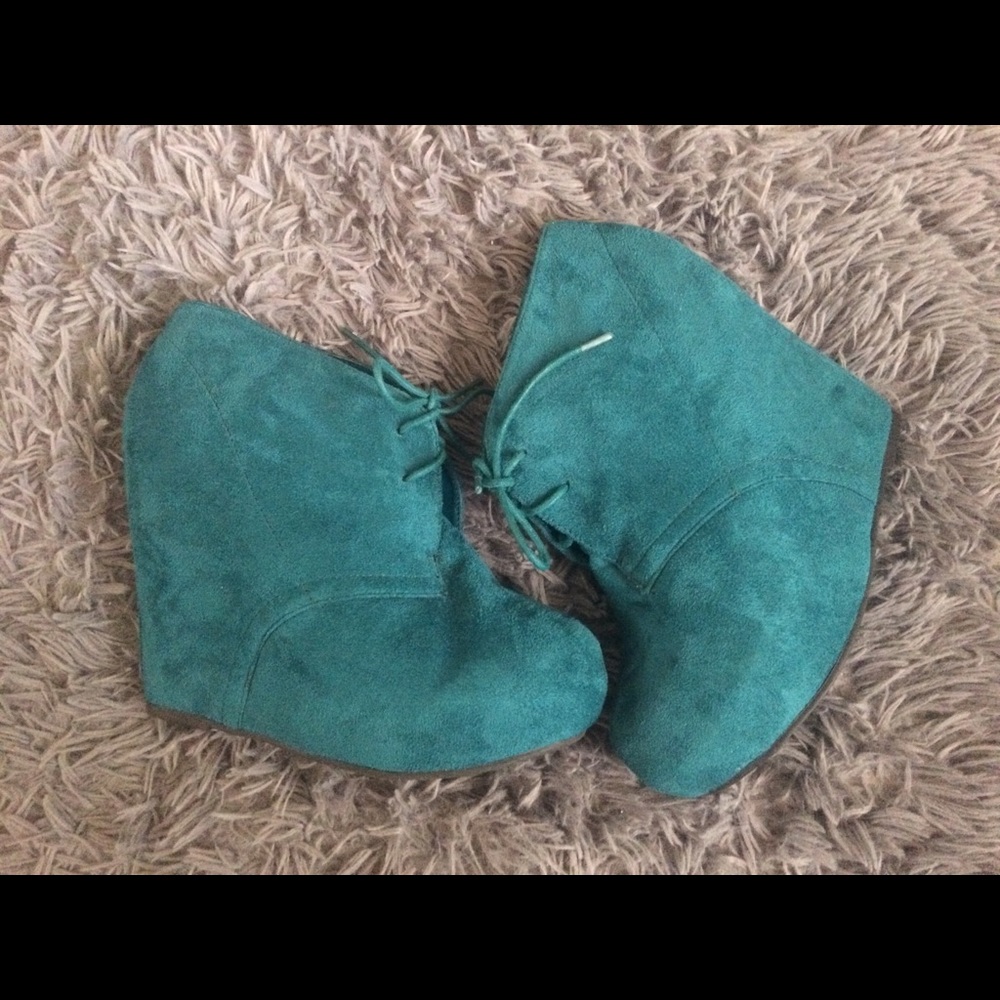 Breckelle’s Teal Platform Wedges